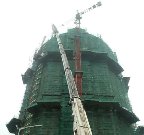 灵丘吊车在工地上作业